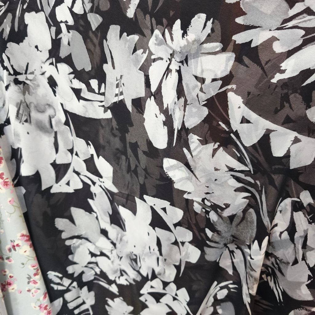 Kain Sifon Motif Bunga Hitam Putih - Bahan Jahit Elegan & Ringan.