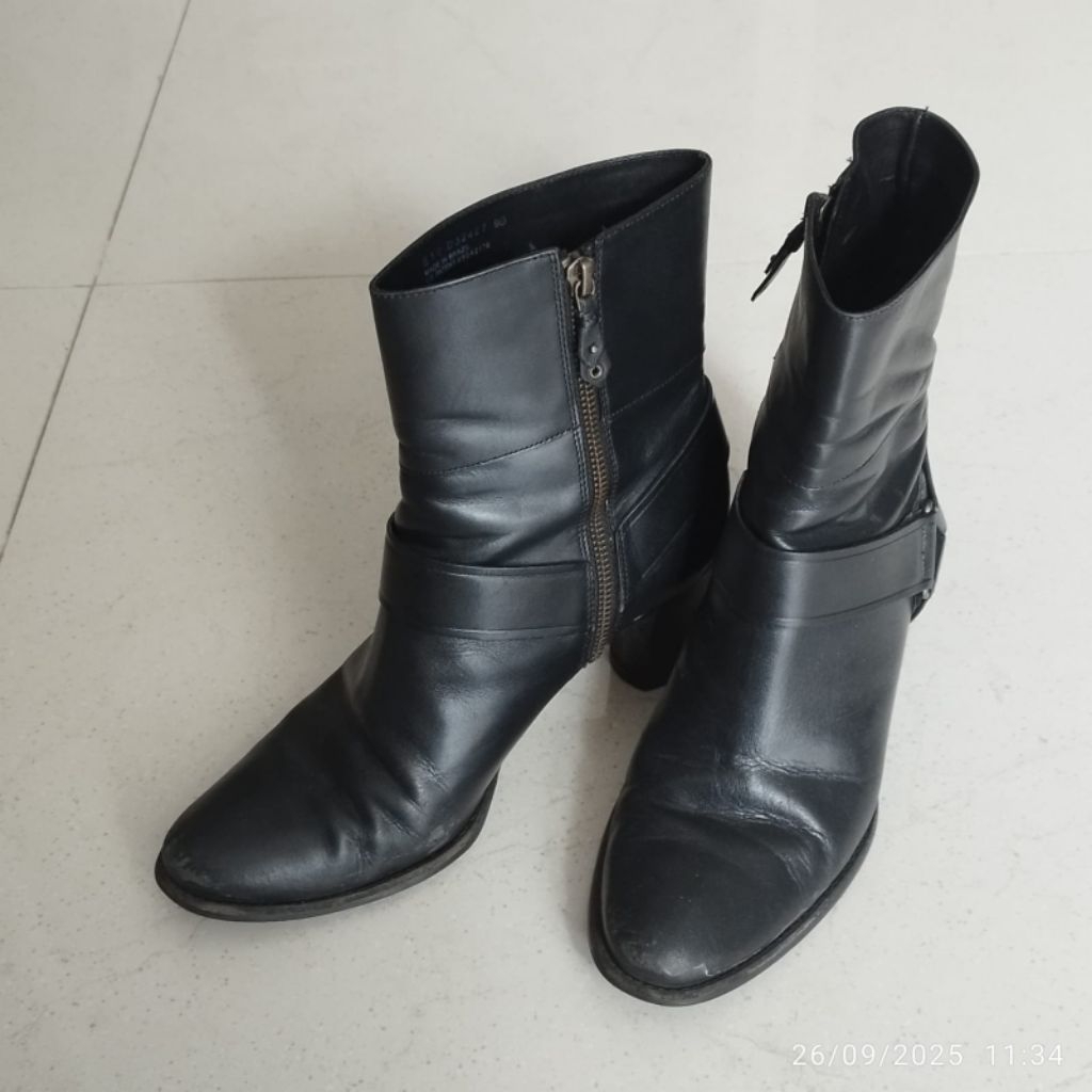 Cole Han woman black leather boot (9B)