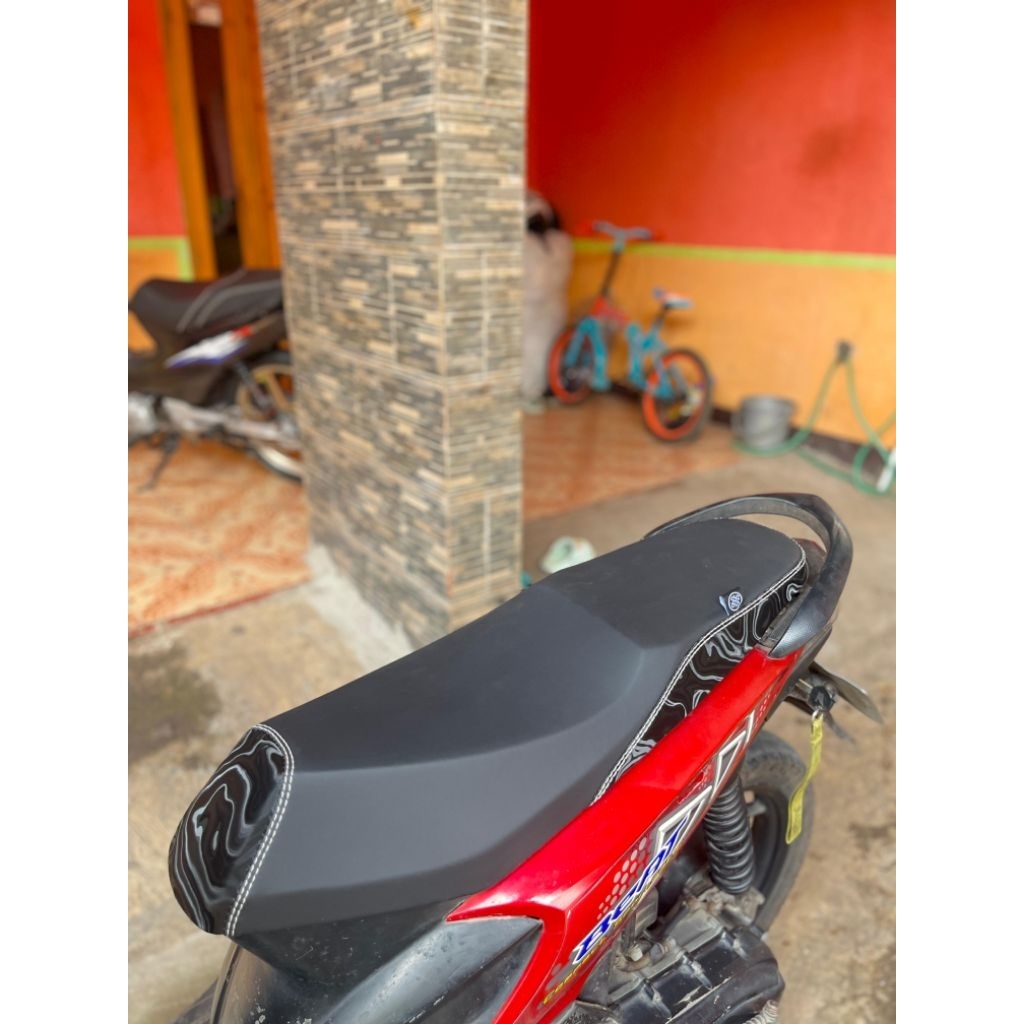 Sarung/Kulit Jok Beat Karbu Motif Abstrak Variasi Motor Universal Stylish & Premium