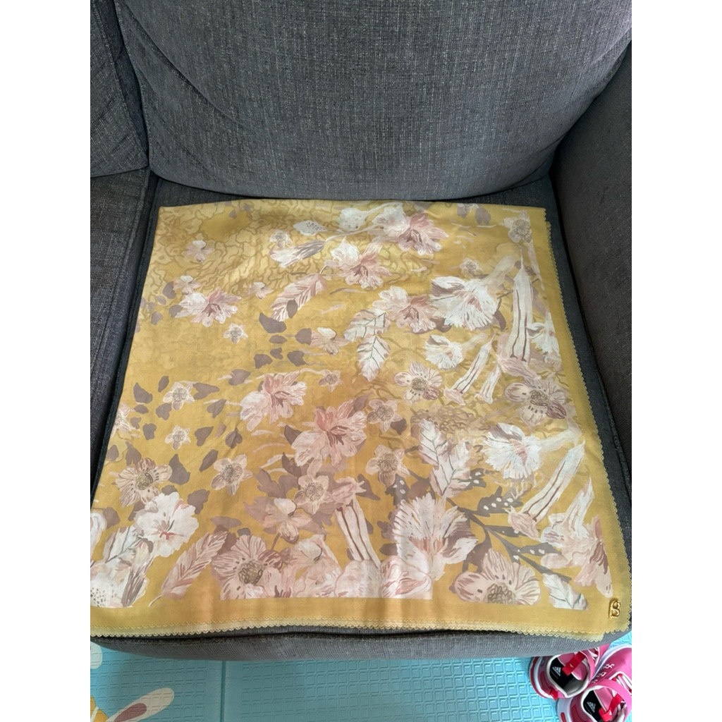 pl vgc daisy yellow buttonscarves