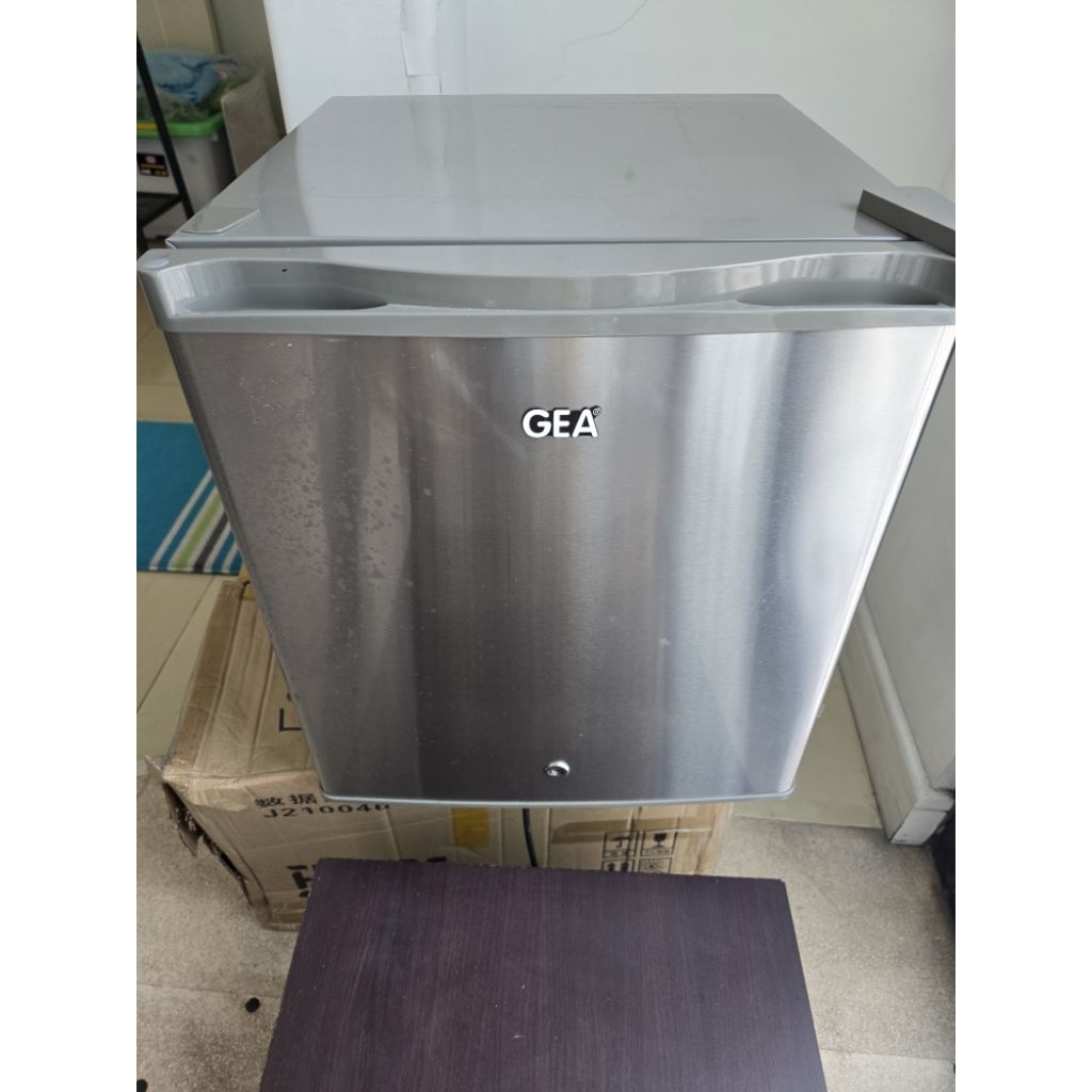 Kulkas Mini Bar GEA second