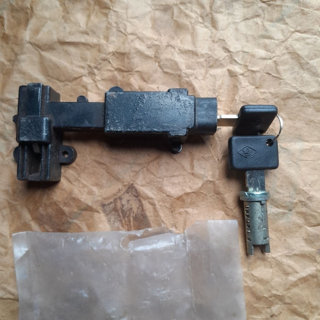 Rumah kunci jok vespa px ps strada