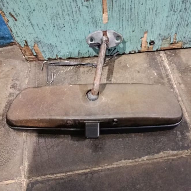 spion tengah dalam kabin Peugeot 504