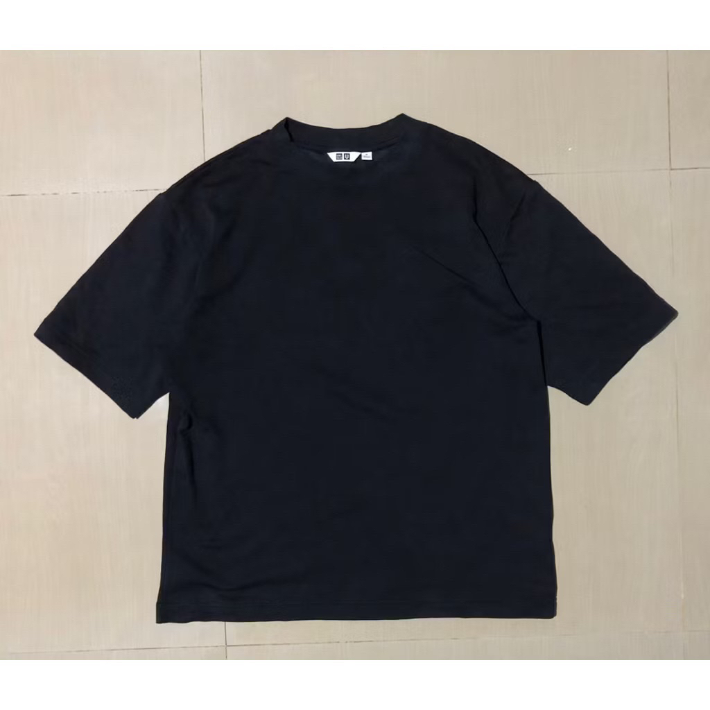 T-Shirt Uniqlo Airsm / Kaos Uniqlo Airsm (like new)