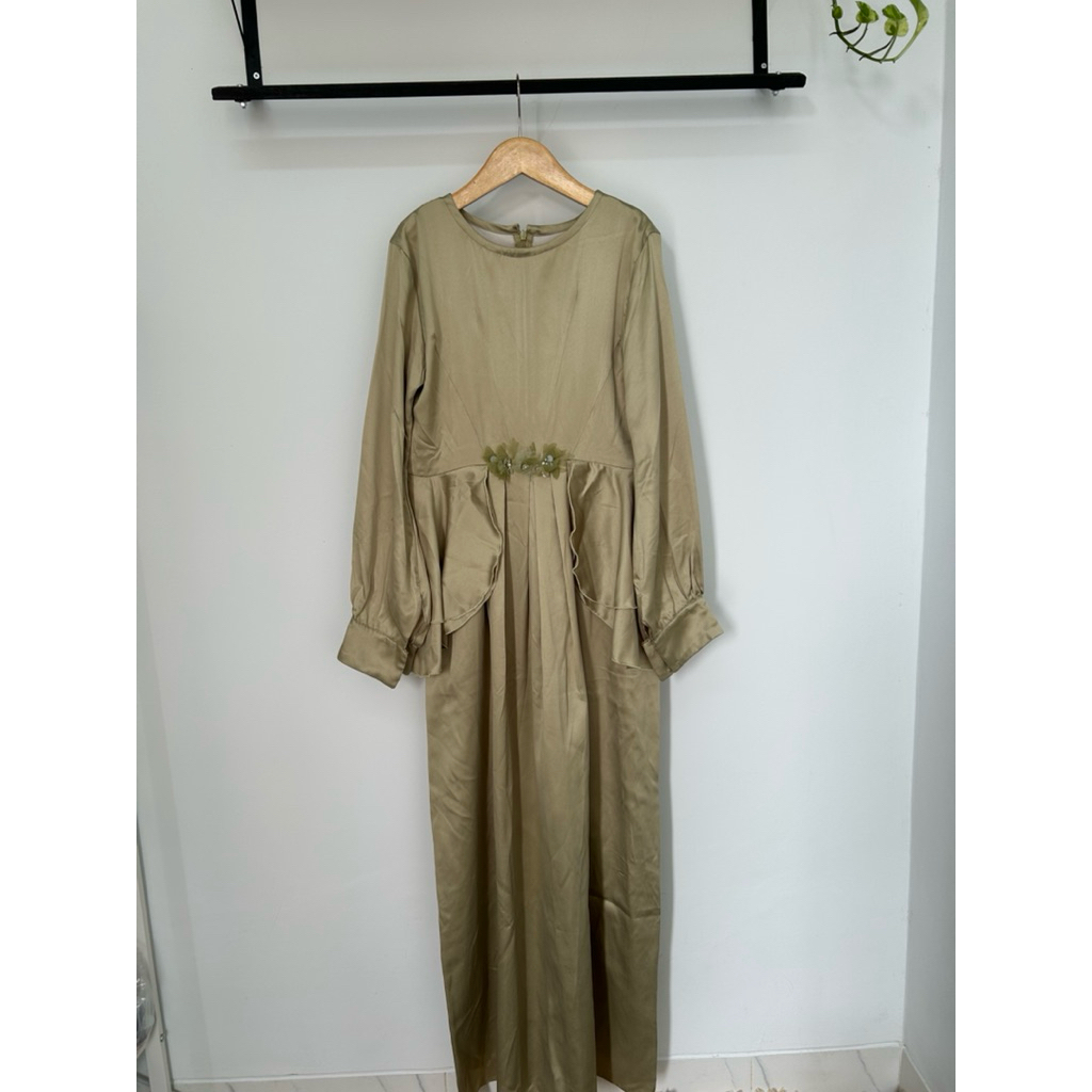 Maxi Dress Satin Hijau Olive Preloved