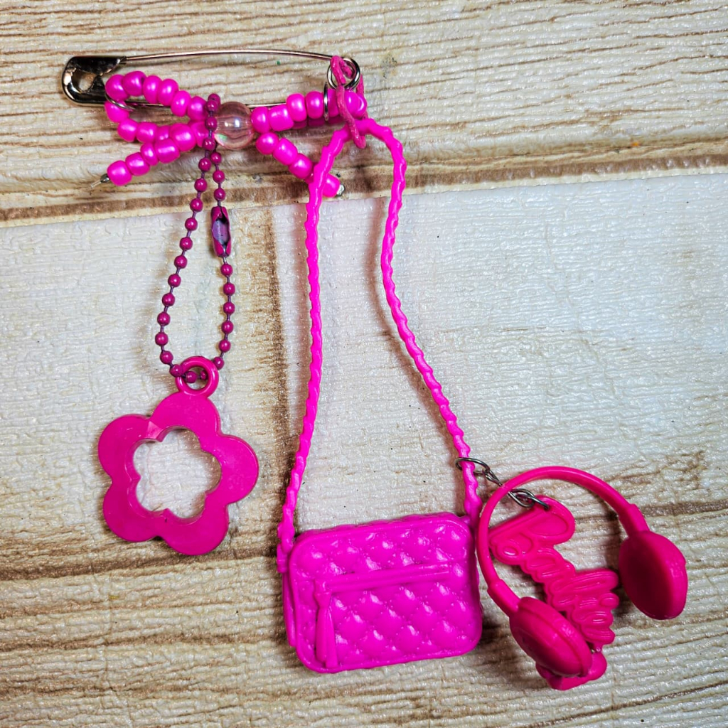 ⋆｡ﾟ☁︎｡⋆｡ ﾟ☾ ﾟ｡⋆ gantungan kunci bros miniatur barbie tas & headphone pink fuschia ⋆｡ﾟ☁︎｡⋆｡ ﾟ☾ ﾟ｡⋆