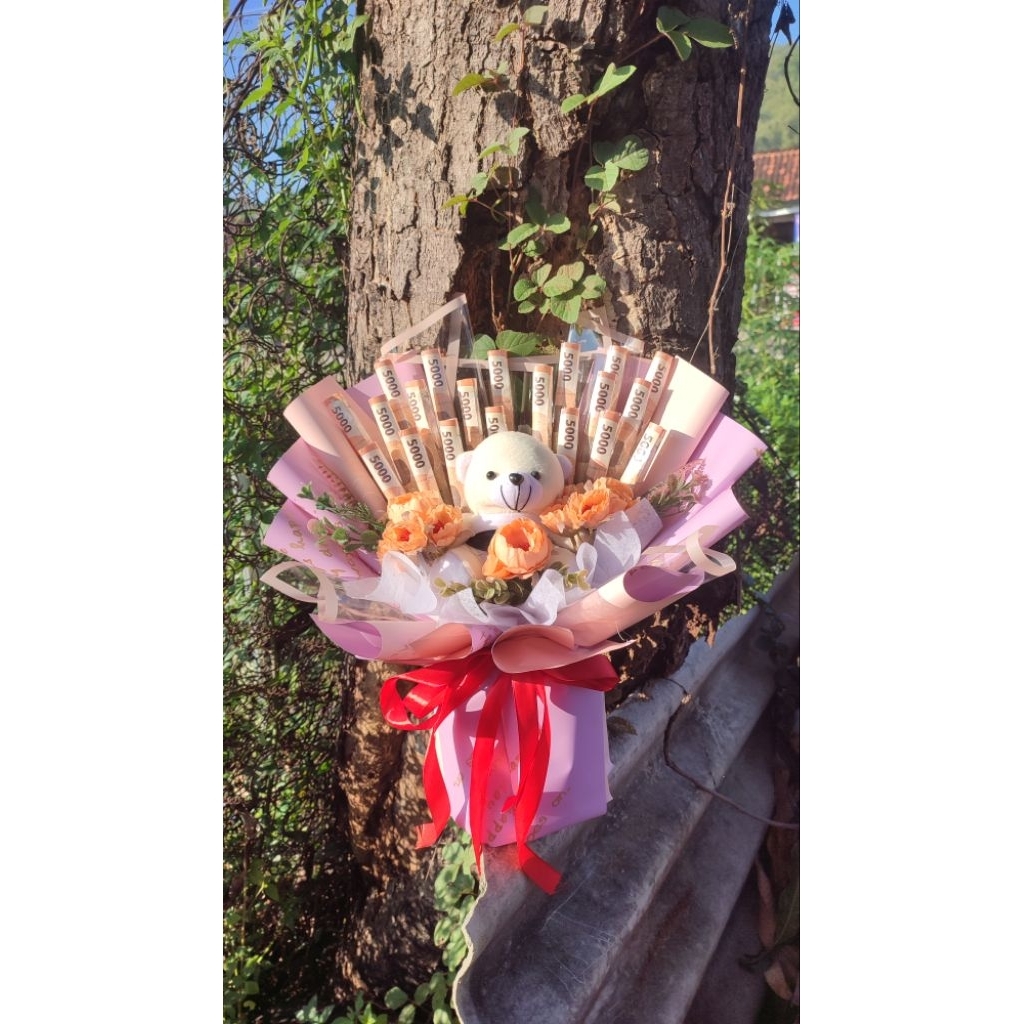 money buket with flower dan boneka