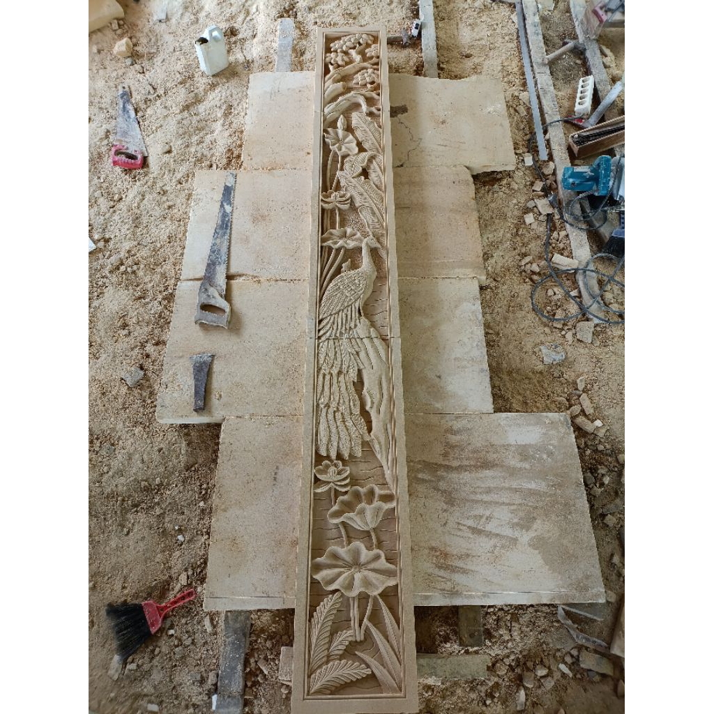 relief batu alam motif tumbuhan