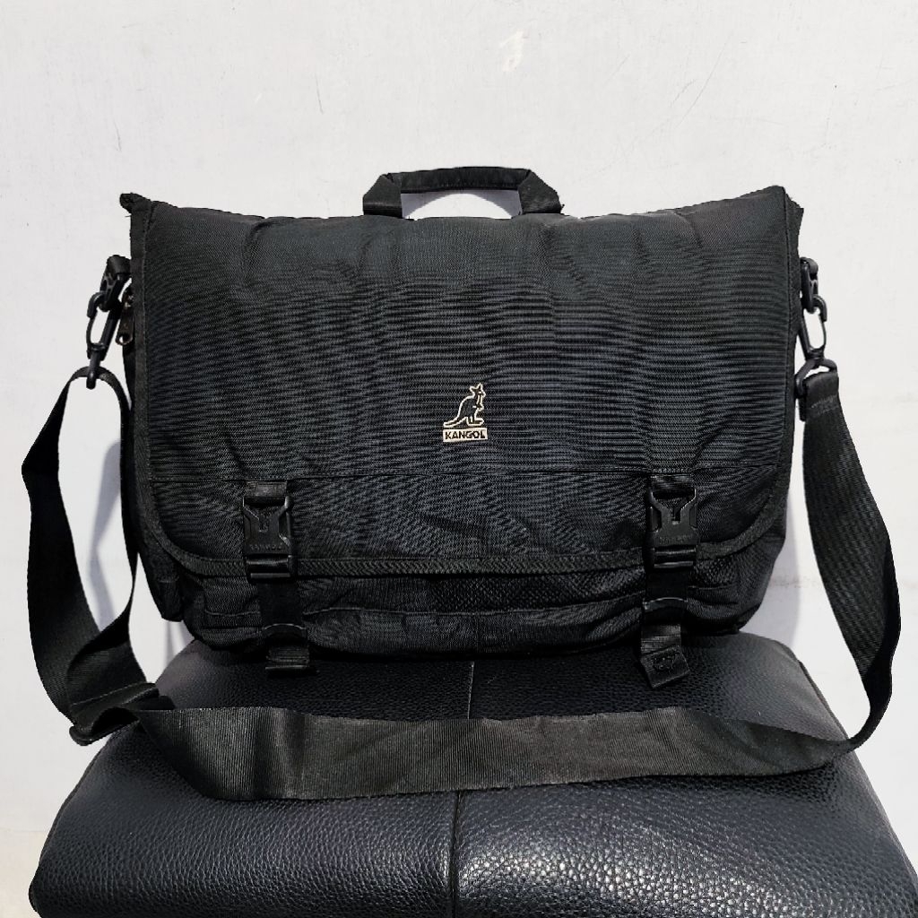 Kangol Messenger Bag / tas selempang Kangol Hitam