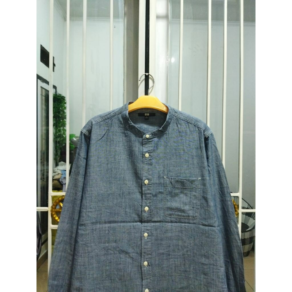 kemeja Uniqlo chambray kerah koko pria L