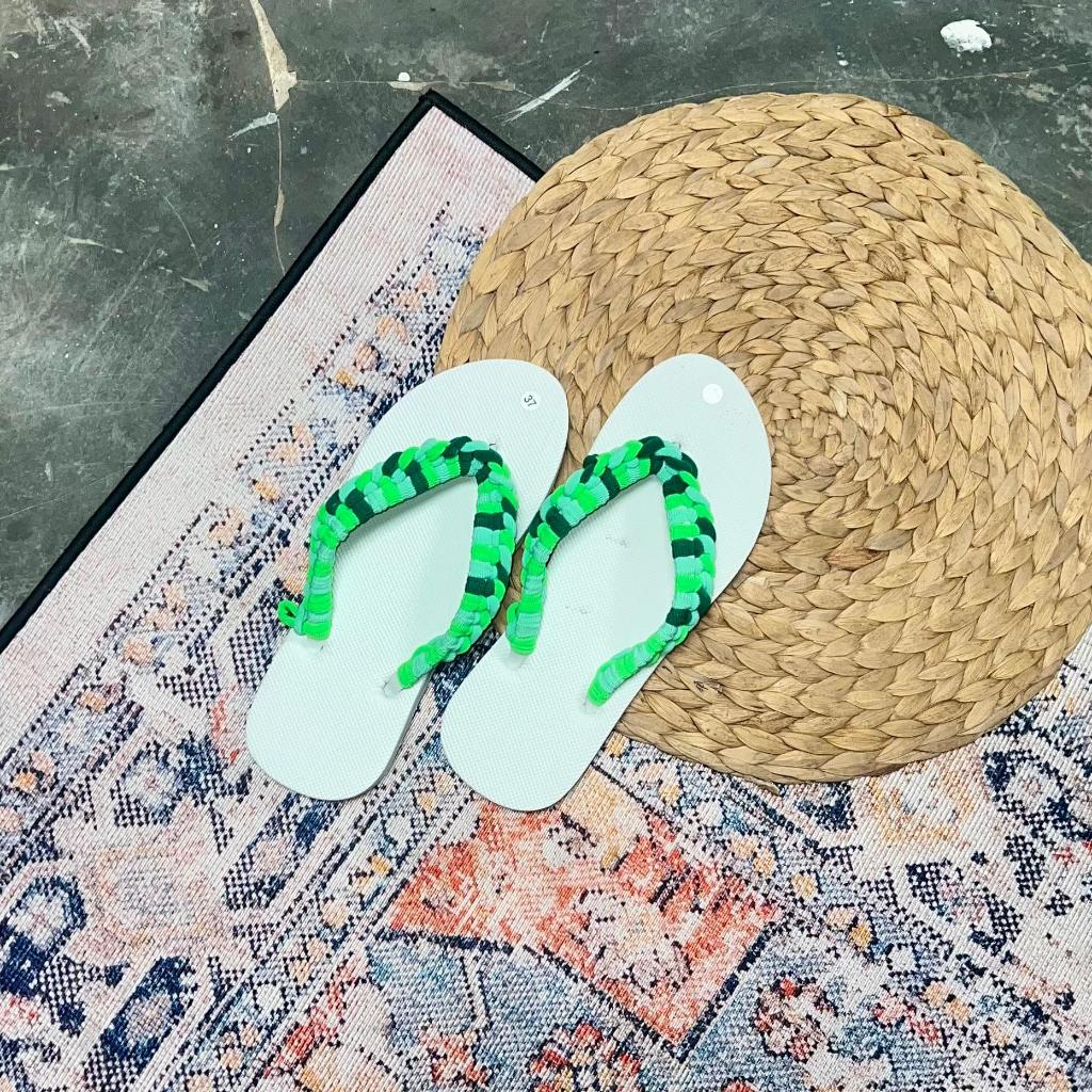Sandal Jepit Rajut Warna Putih Tali Hijau