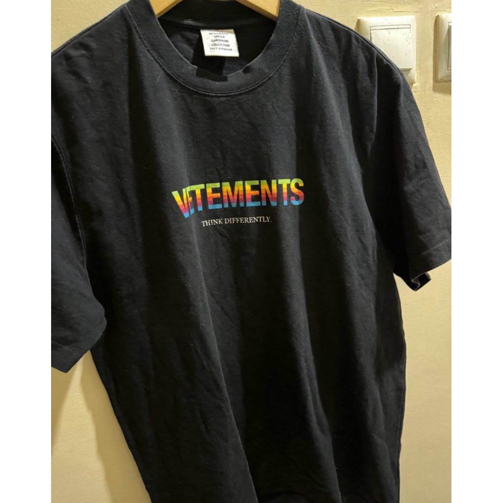 vetements tee