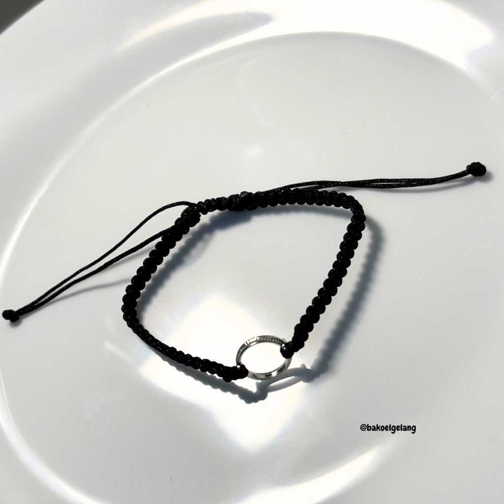 Gelang Tali Serut Simple Rajut Hitam dengan Charm Lingkaran Cincin Perak Elegan Model Minimalis Hand
