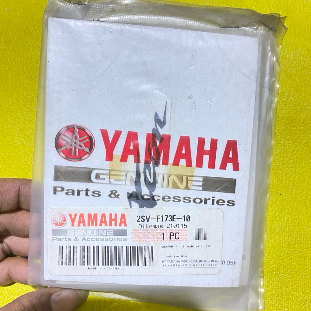 striping stiker TULISAN Xeon body belakang Yamaha Xeon gt 125 2014 putih original YGP 2SV-F173E-10