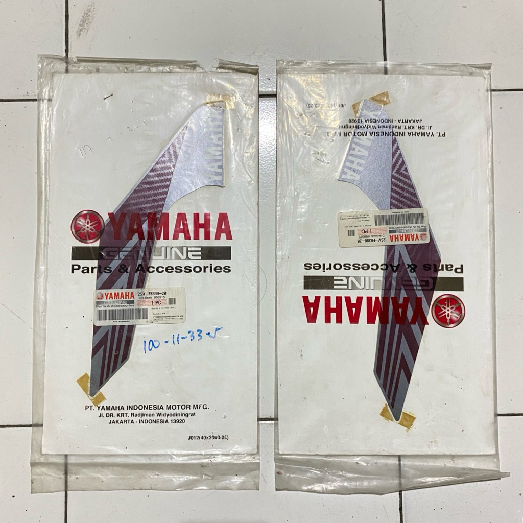 striping stiker bagian sayap body depan Yamaha Xeon GT 125 2014 merah original YGP 2SV-F8398-20 2SV-