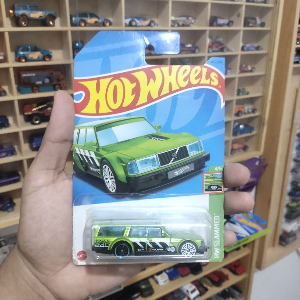 Hotwheels Volvo 240 Drift Wagon Mainan Anak