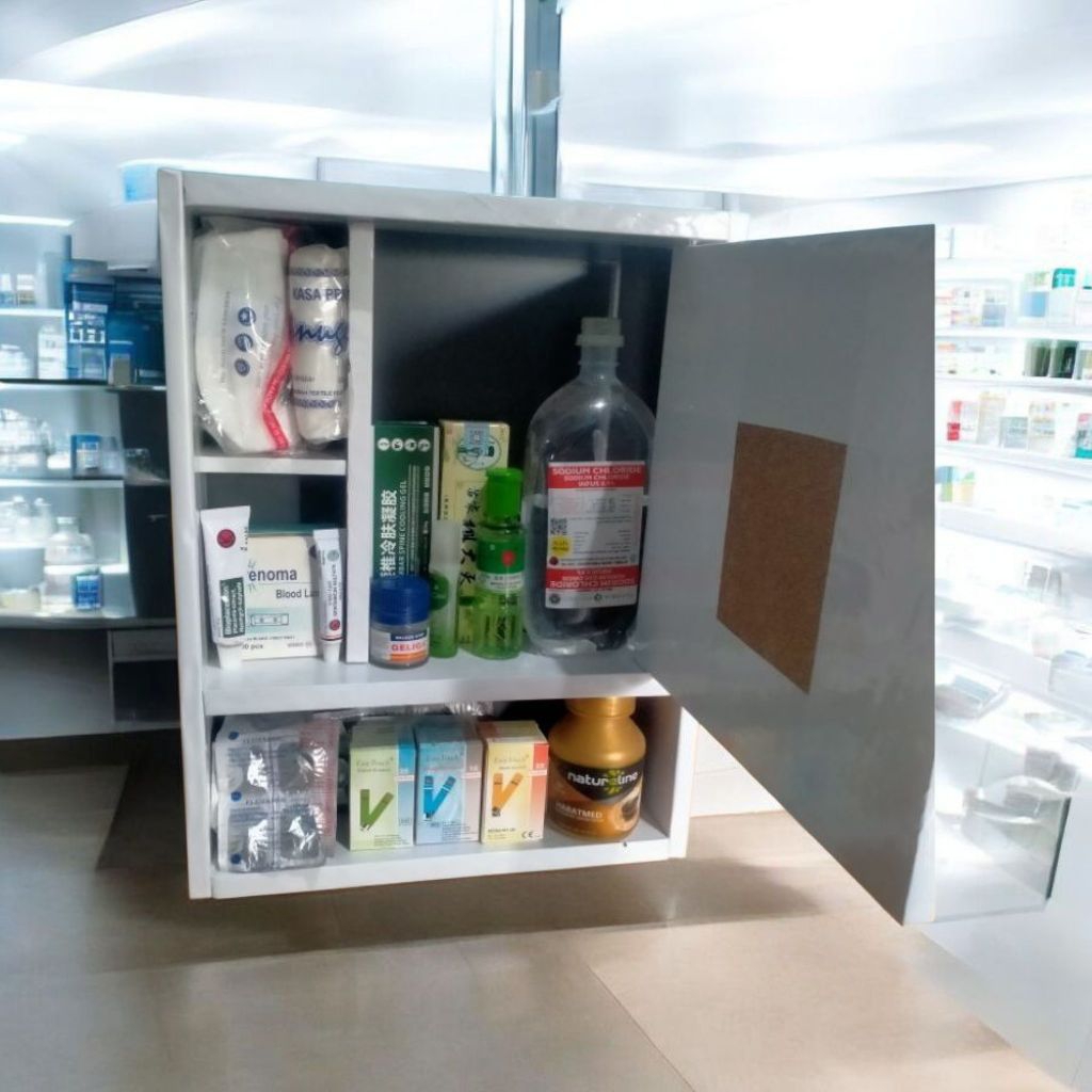 Kotak P3K Dinding / Kotak Obat Rumah Tangga / Tempat Penyimpanan Obat Gantung / Box P3K Plastik Mini