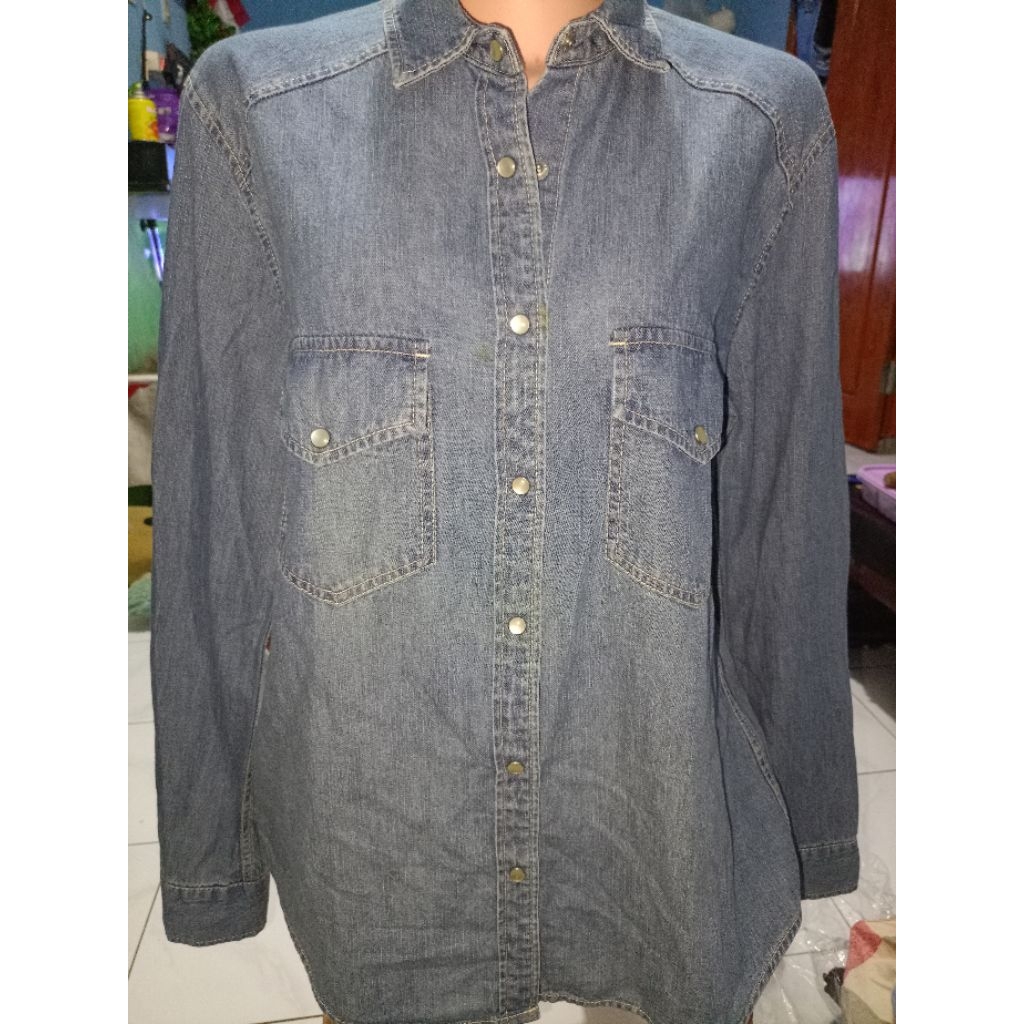 kemeja jeans prelov merek GU