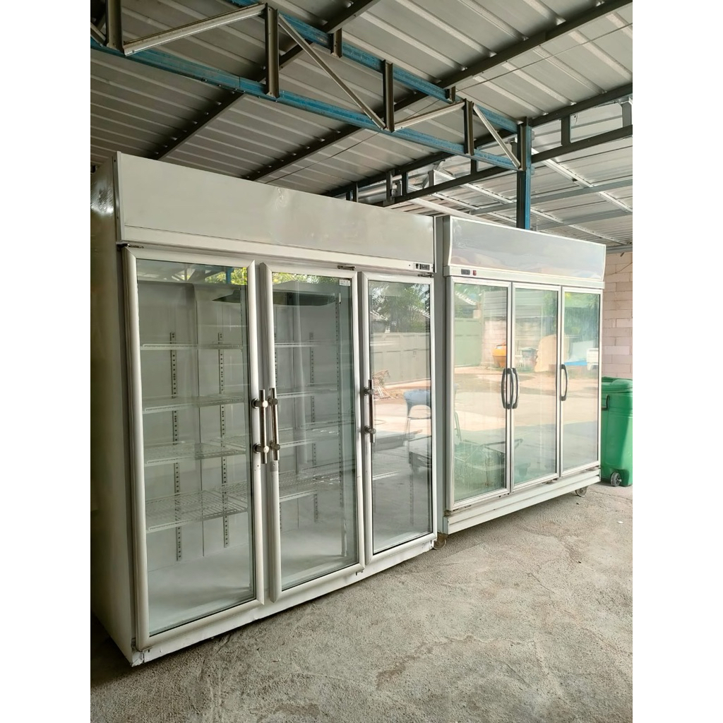 Showcase 3 pintu bekas