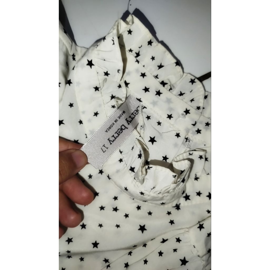 blouse putih ruffle bintang