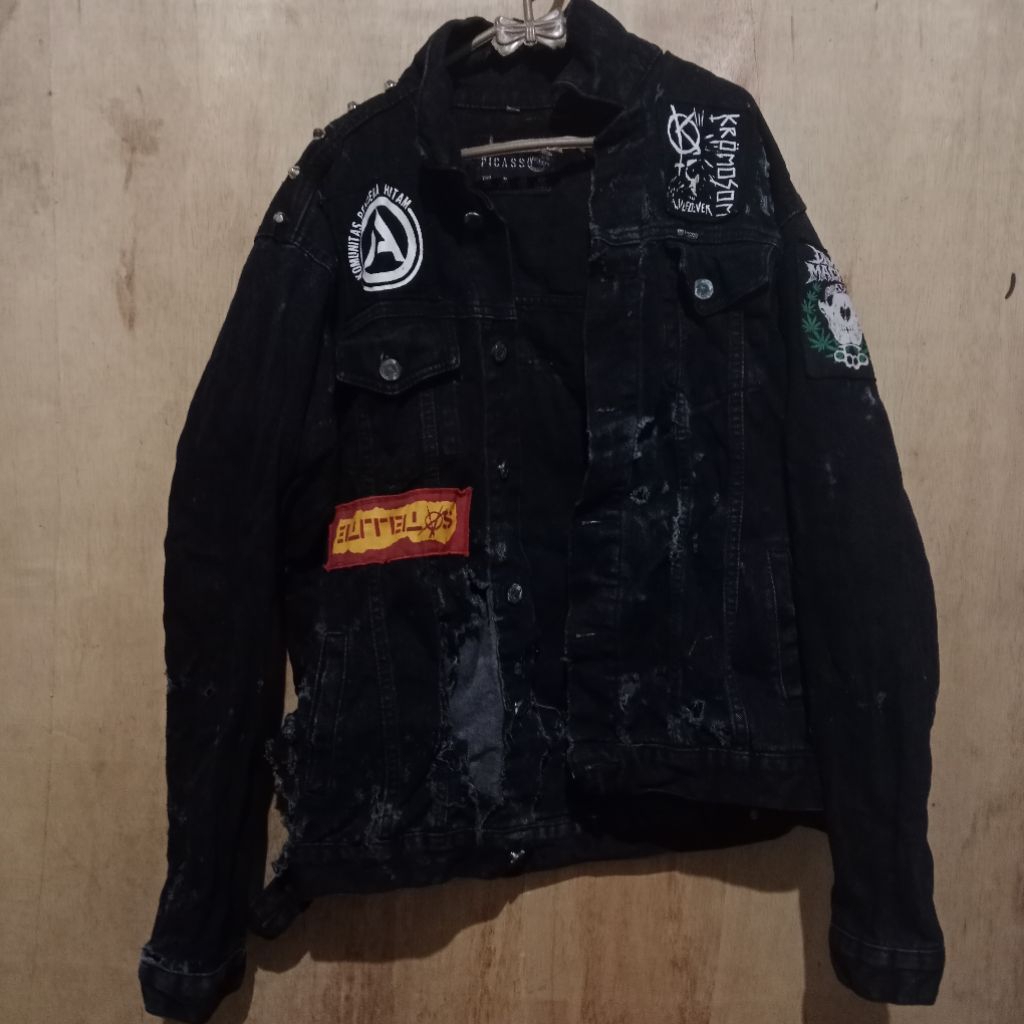 Jacket Jeans Hitam Patch Punk Metal Studded – Model Unik Streetwear Unisex