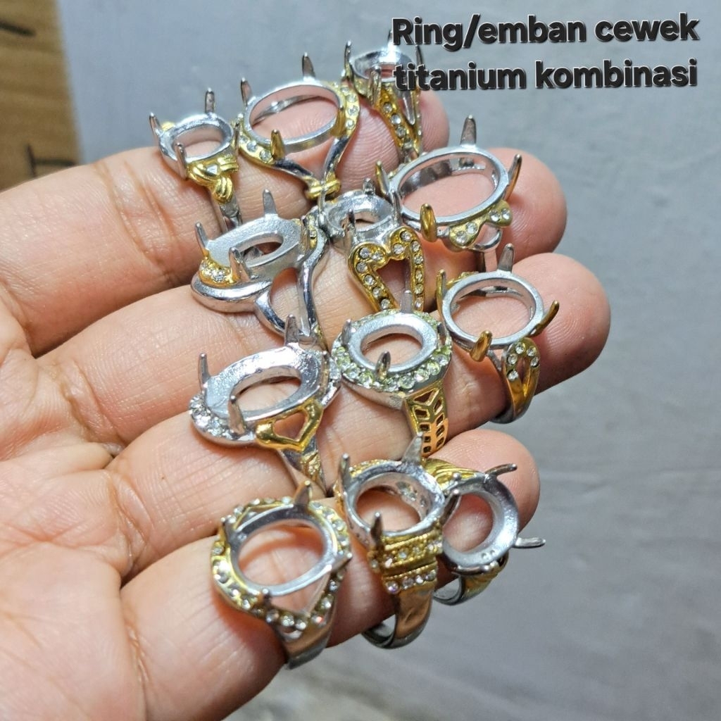 Ring/Emban titanium cewek/wanita warna putih kombinasi gold tahan lama