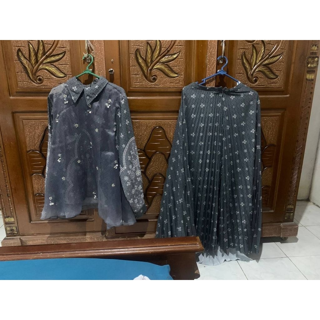 pandai sikek set wearing klamby