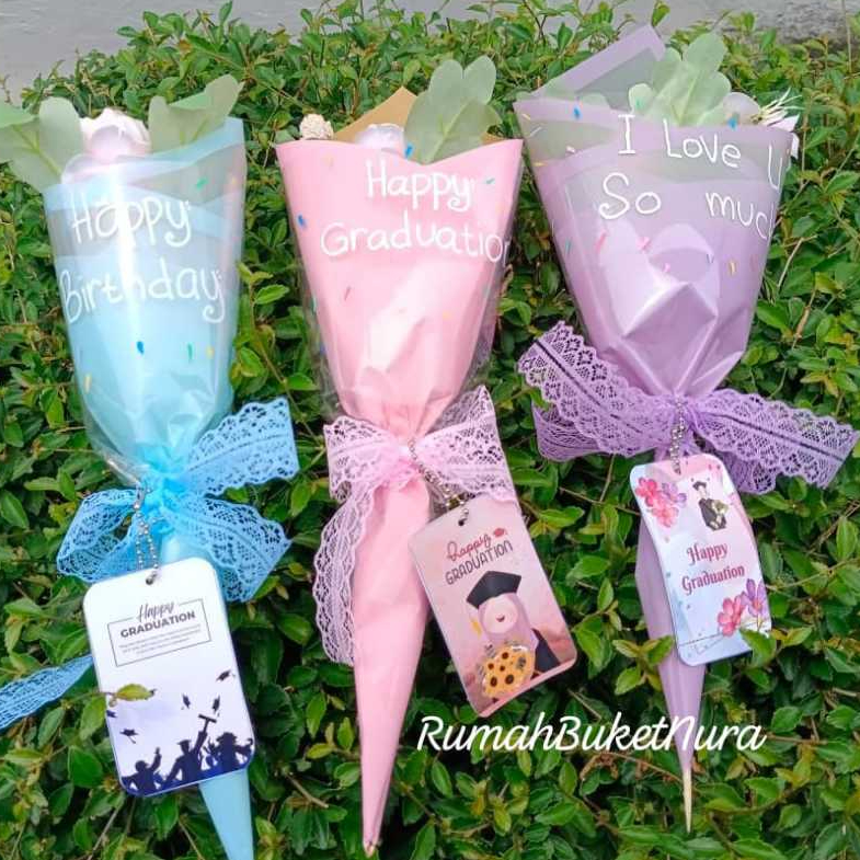 Buket bunga mawar ada tulisan happy birthday / Buket Bunga Mawar A Happy Graduation, Ilove You, Roma