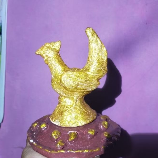 ornamen dekorasi meja patung ayam jantan emas