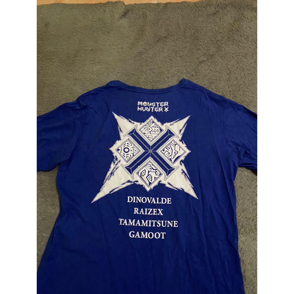 t-shirt UNIQLO x monster Hunter pocket