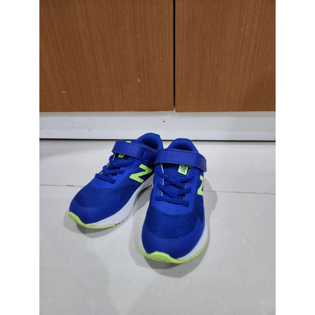 Preloved sepatu sneakers tali slip on second anak laki-laki New Balance original biru size 26 30