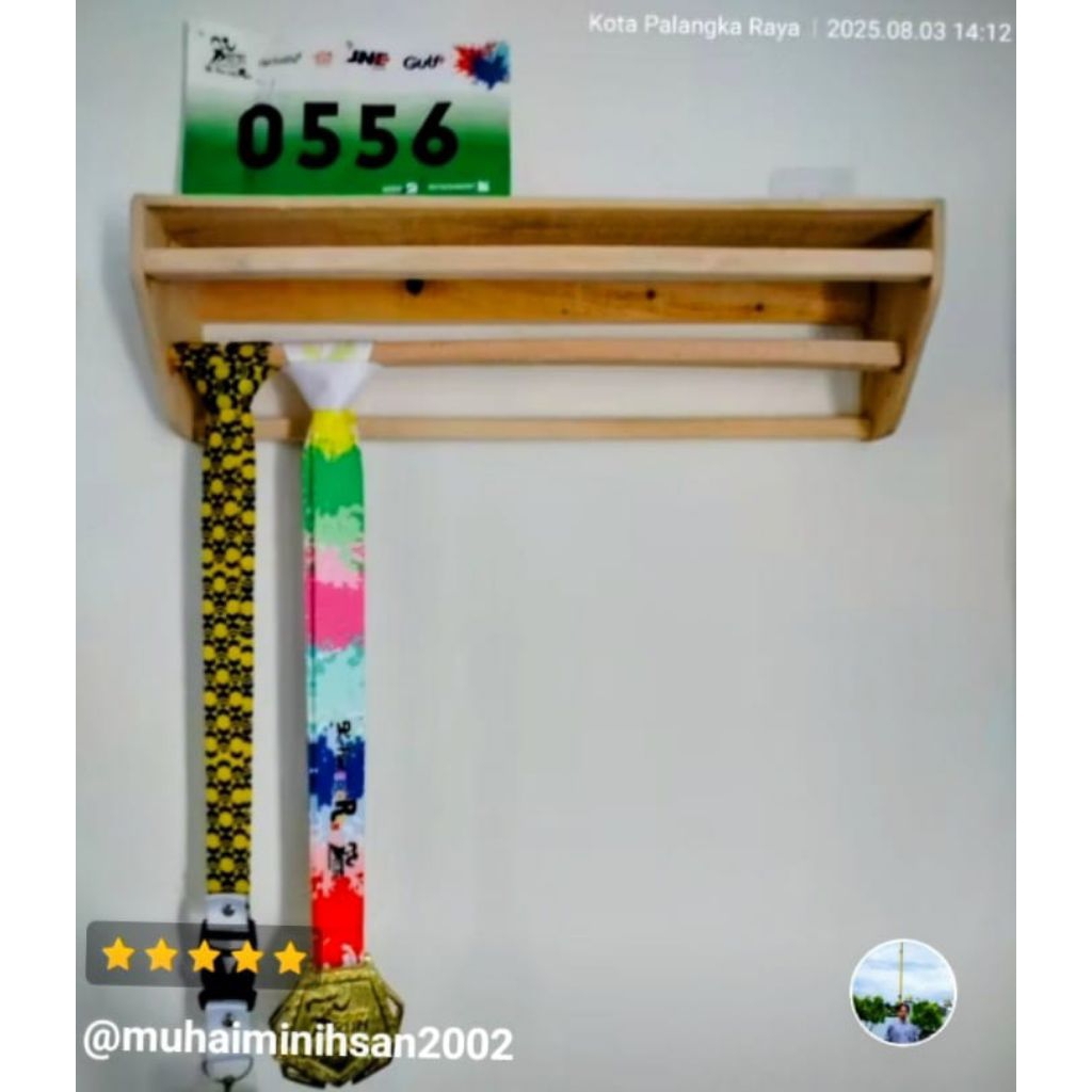 rak piala dan gantungan mendali