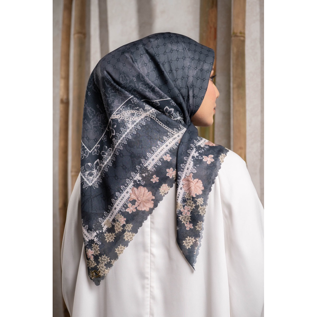 Wearing klamby scarf