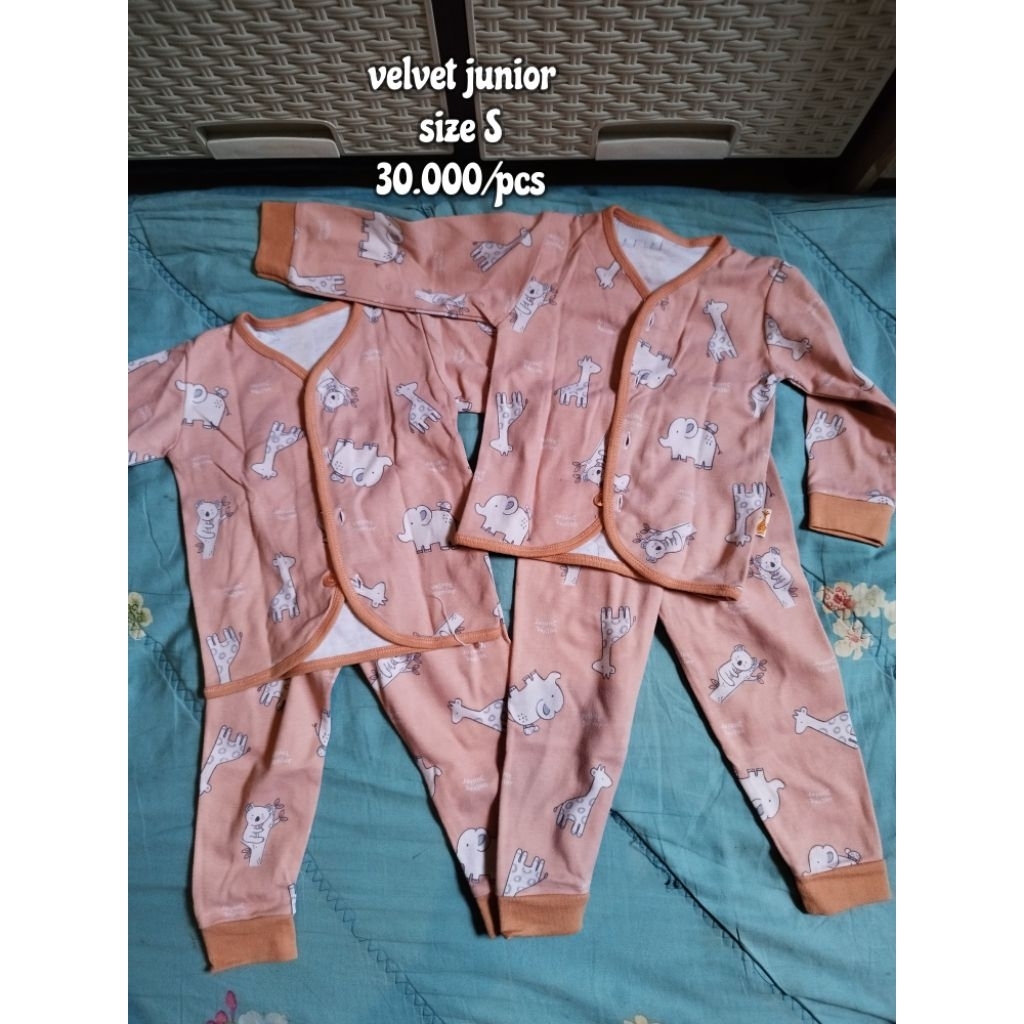 setelan velvet junior