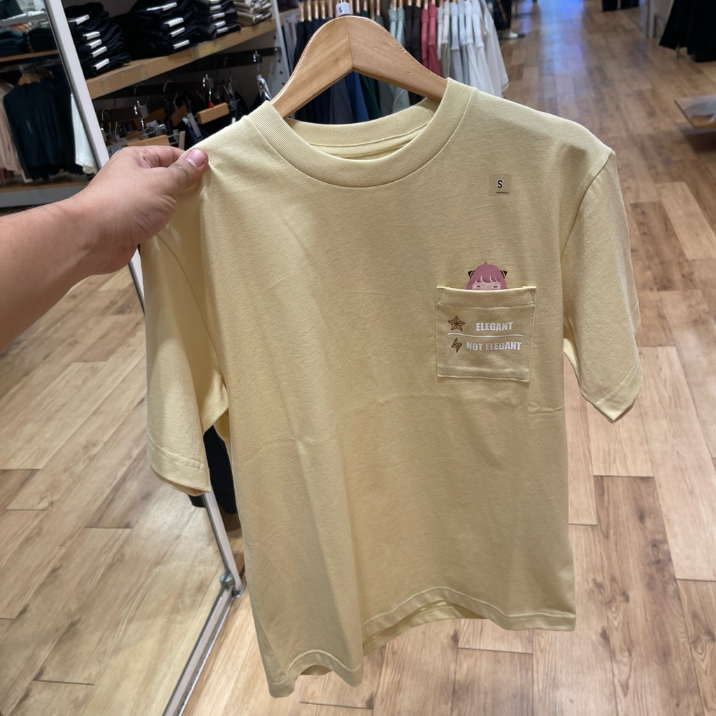 Tshirt Uniqlo Man SPY X FAMILY pocket yellow