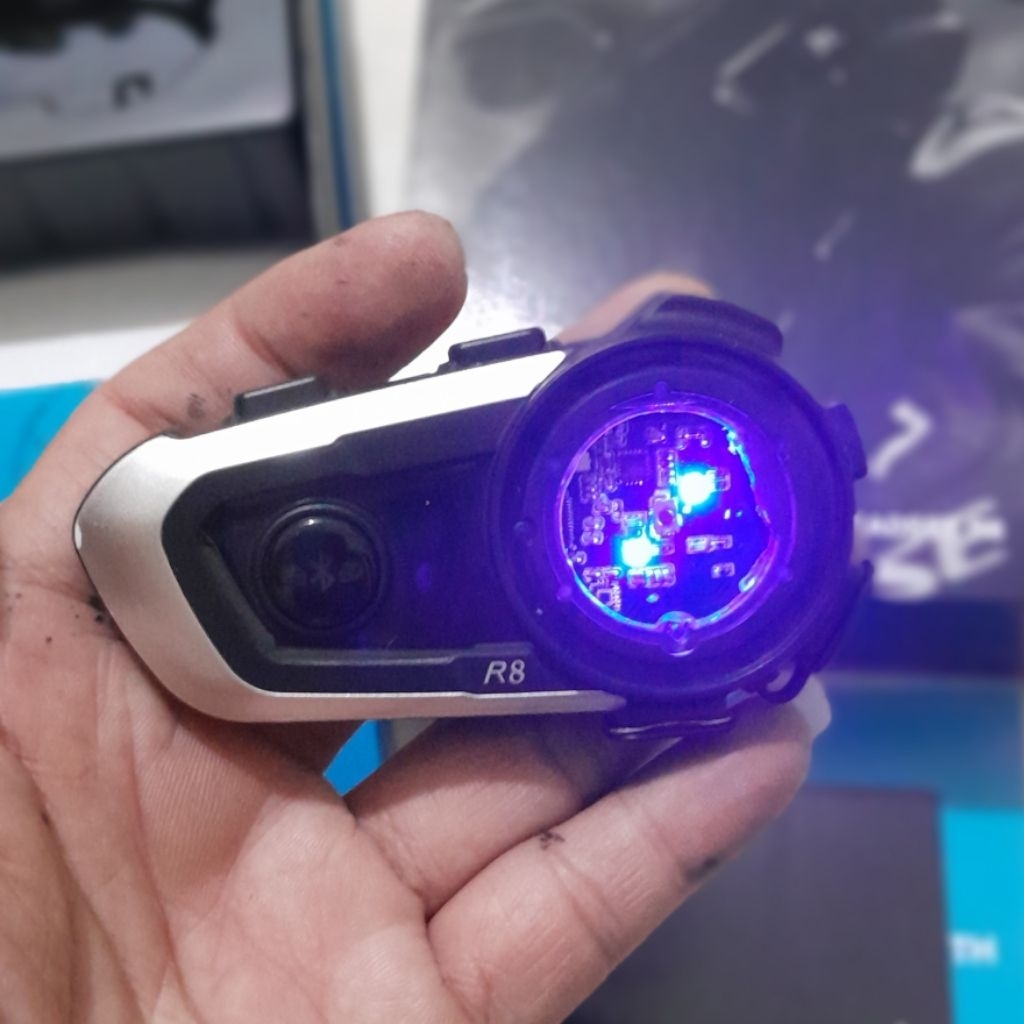 DEVICE intercom bluetooth IT R8 second mulus. Minus karet tombol sobek robek jadi nya tombol lepas. 
