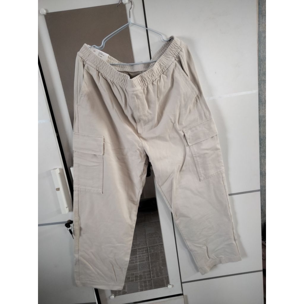 New celana cargo UNIQLO warna off white