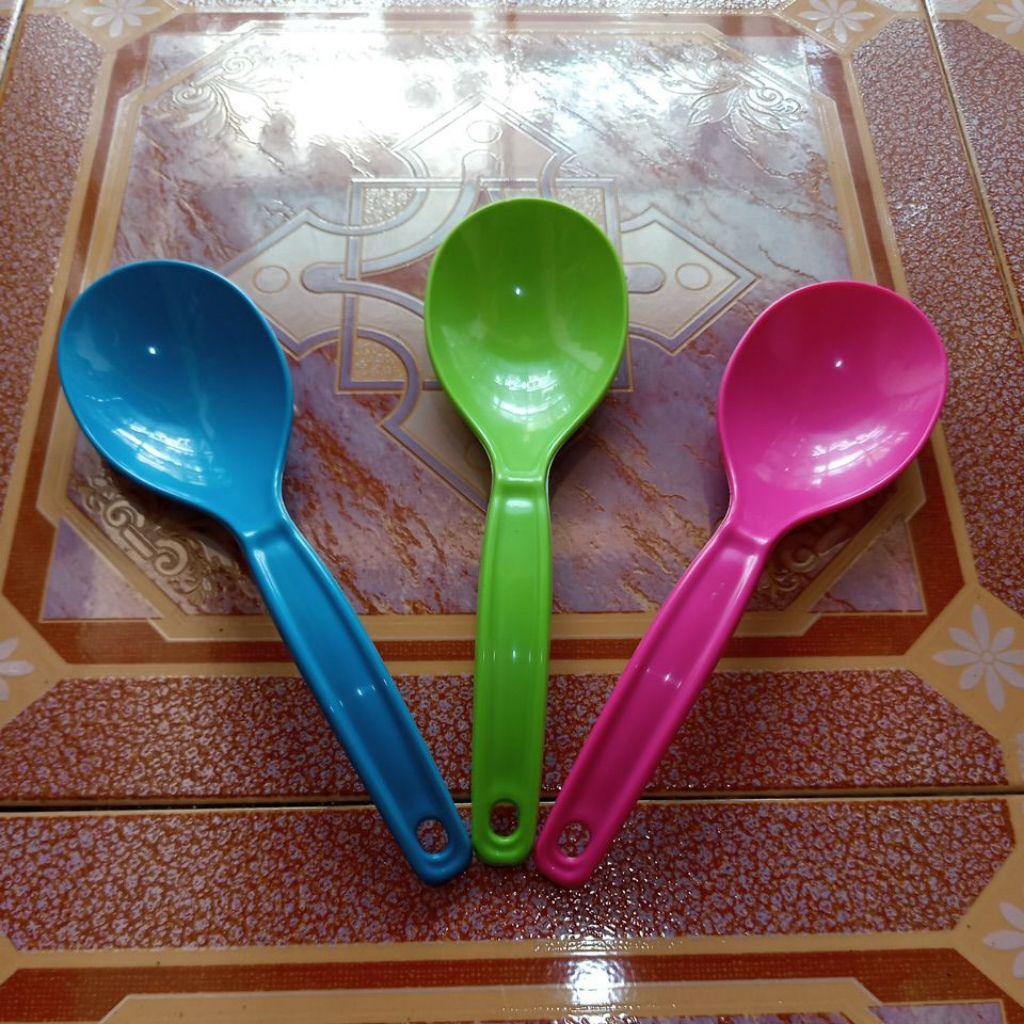 Centong nasi plastik besar