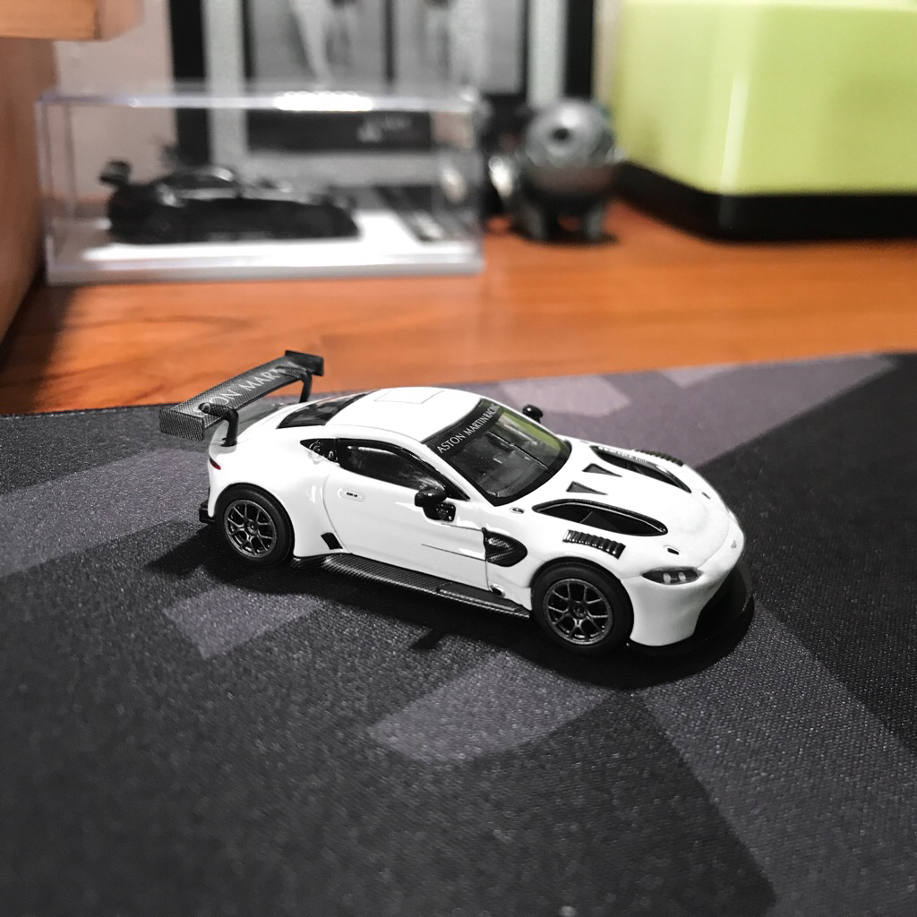 pop race aston martin gt3 white