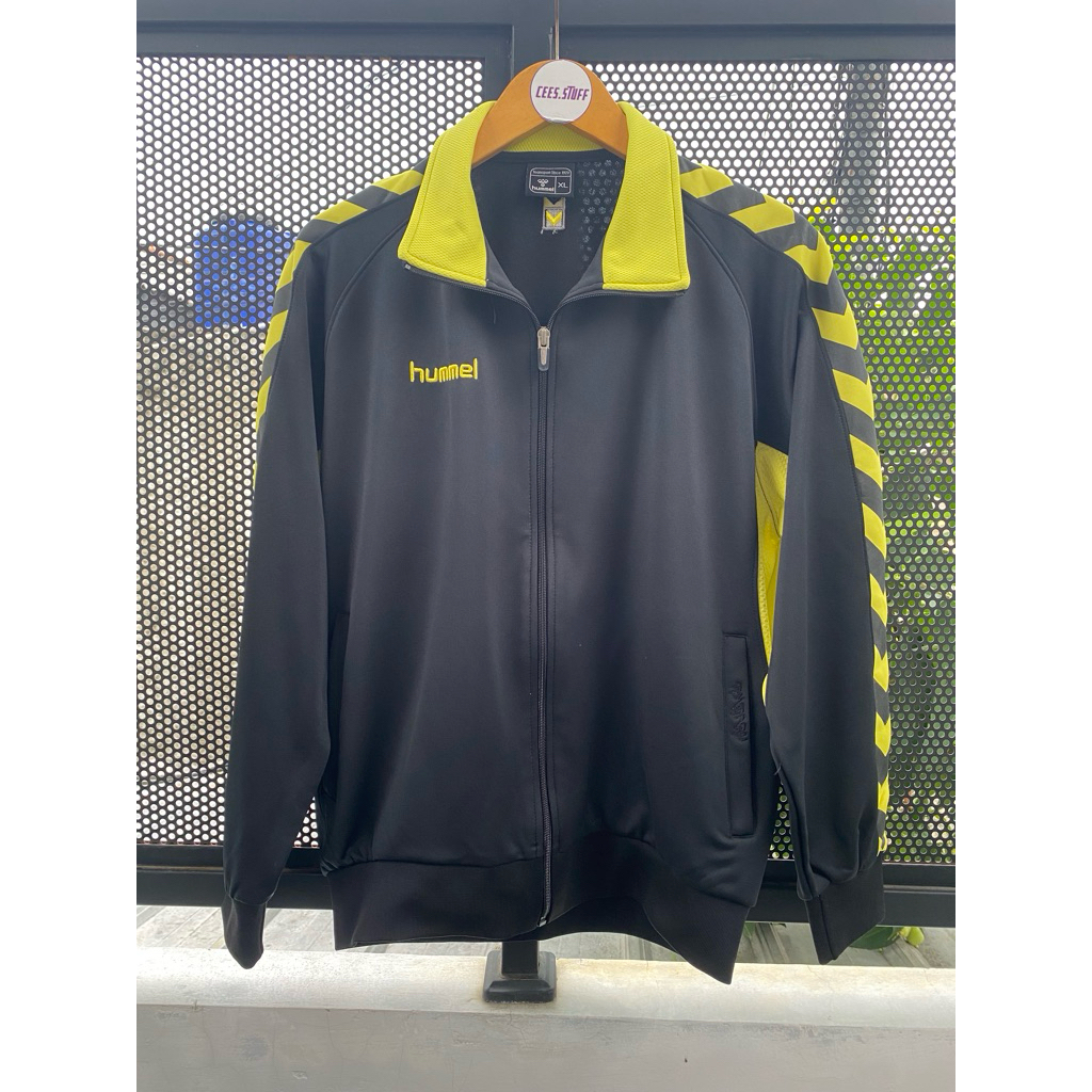 Hummel Tracktop taped