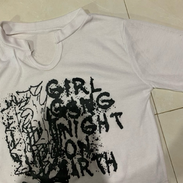 Kaos Putih Motif Lengan Panjang (Crop)