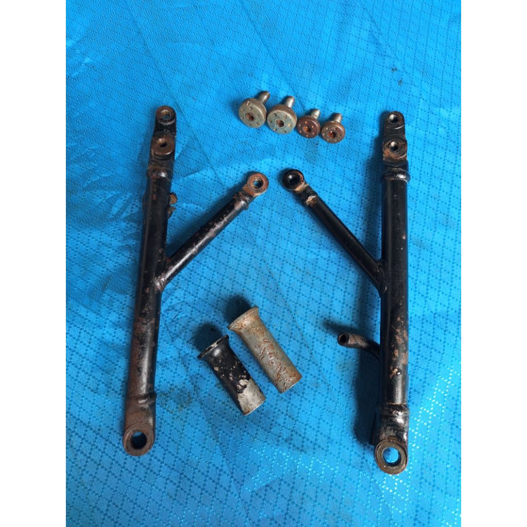 breket mesin Honda CB150R old Original / breket pangkon mesin bawah CB150R old Original copotan