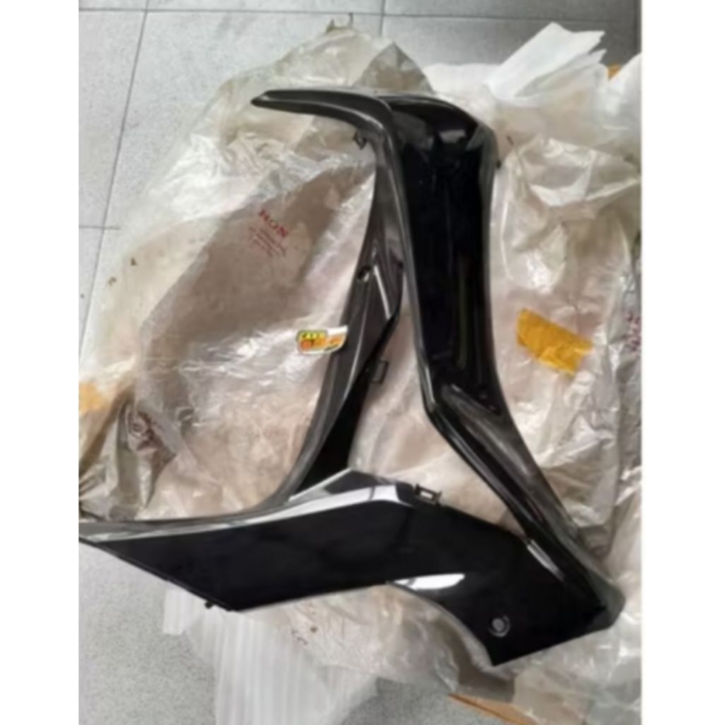 Sayap depan kanan supra x 125 helm in ori ahm hitam