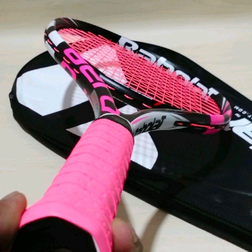 Raket Tenis Wanita Pemula BABOLAT AERO PRO DRIVE PINK Combe Bahan Carbon Ada Tas Free Gripe Siap Sma