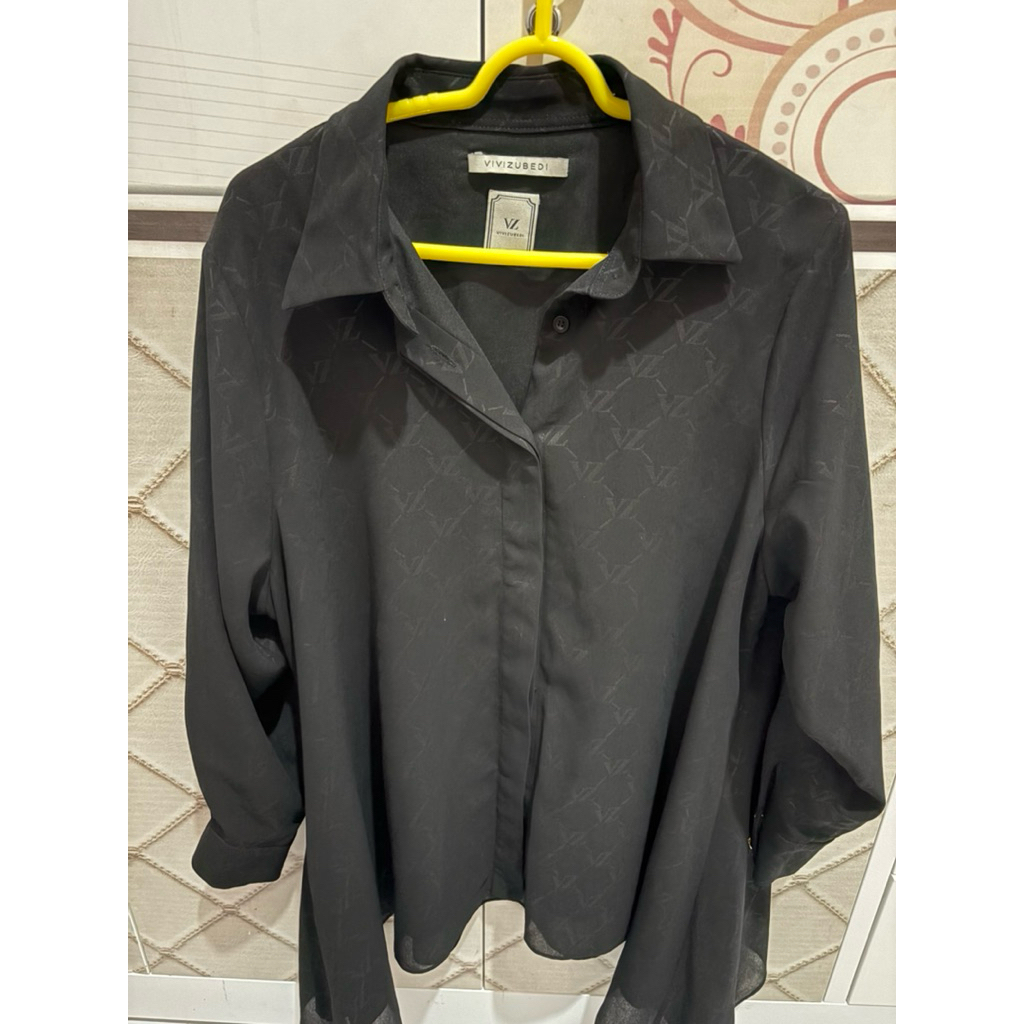 vivi zubaedi signature embossed black