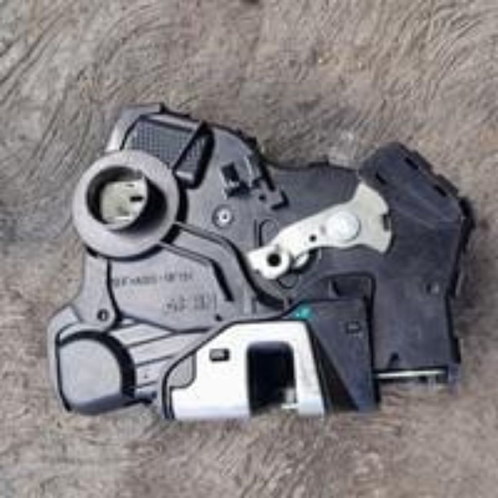 Door Lock Assy Pintu Depan Kanan mobil Toyota Innova, Fortuner, Alphard, Hilux, Yaris, Vios (Gen 1),