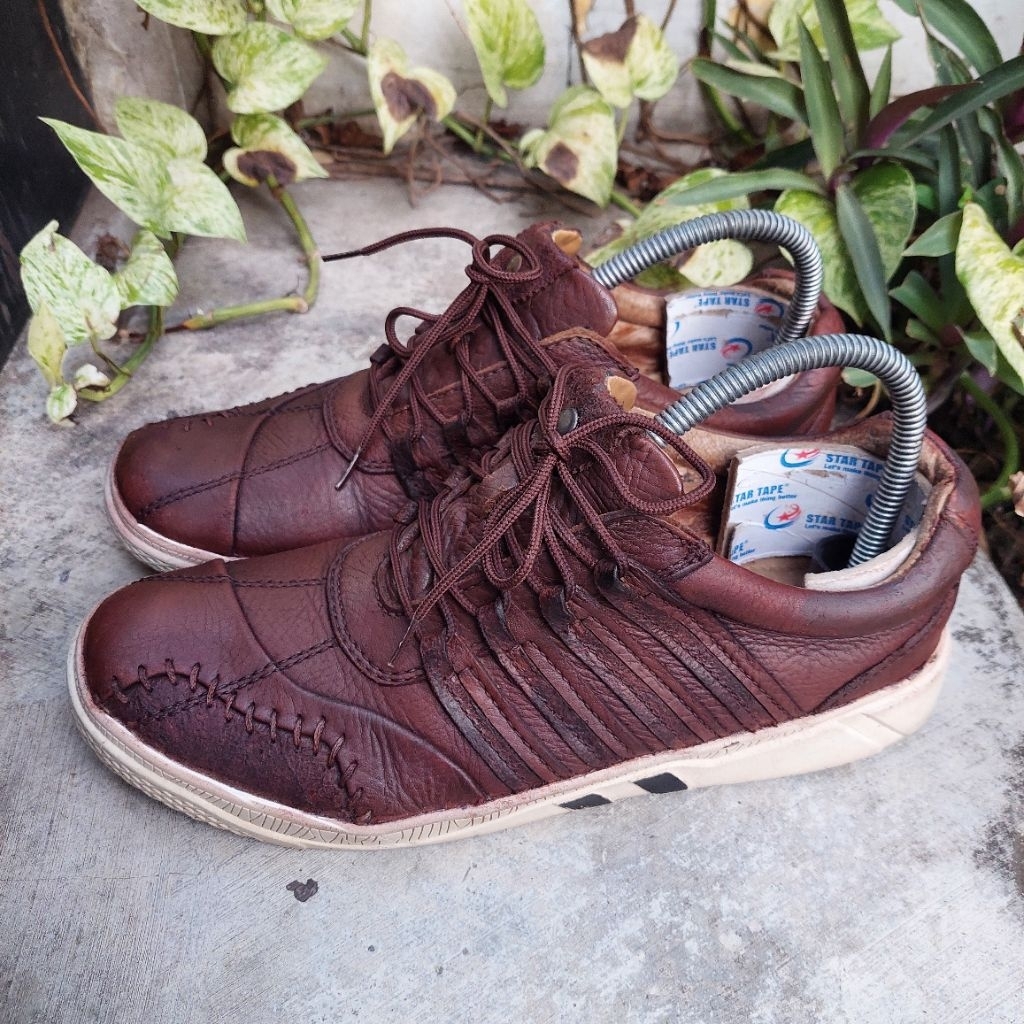 sepatu sneakers kulit second clark size 40(25cm)