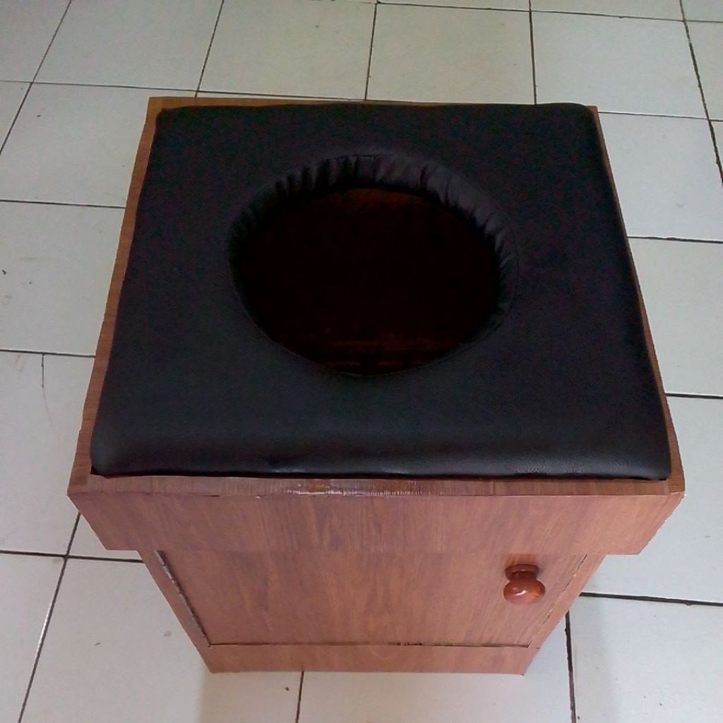 kursi ratus/tunggku ratus untuk perawatan Miss v