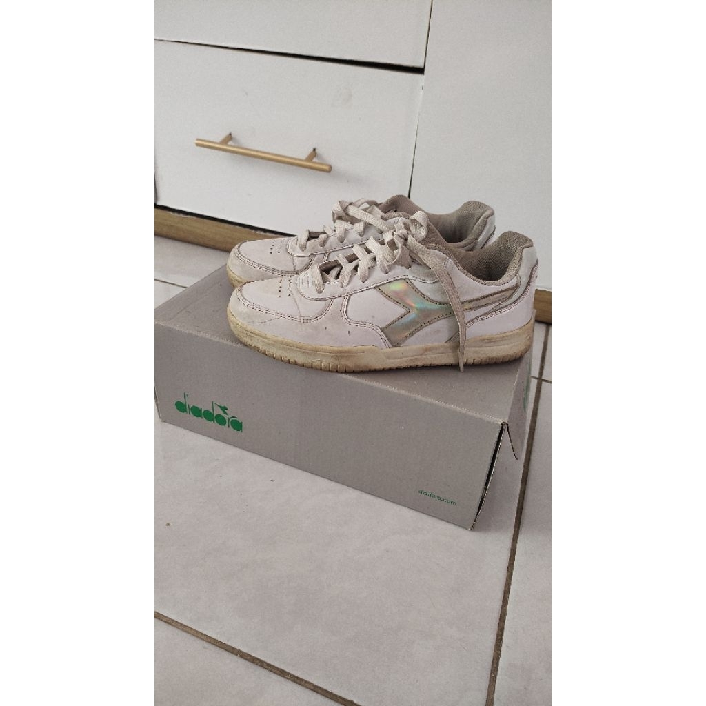 Preloved Second Sepatu Diadora White Hologram Size 36