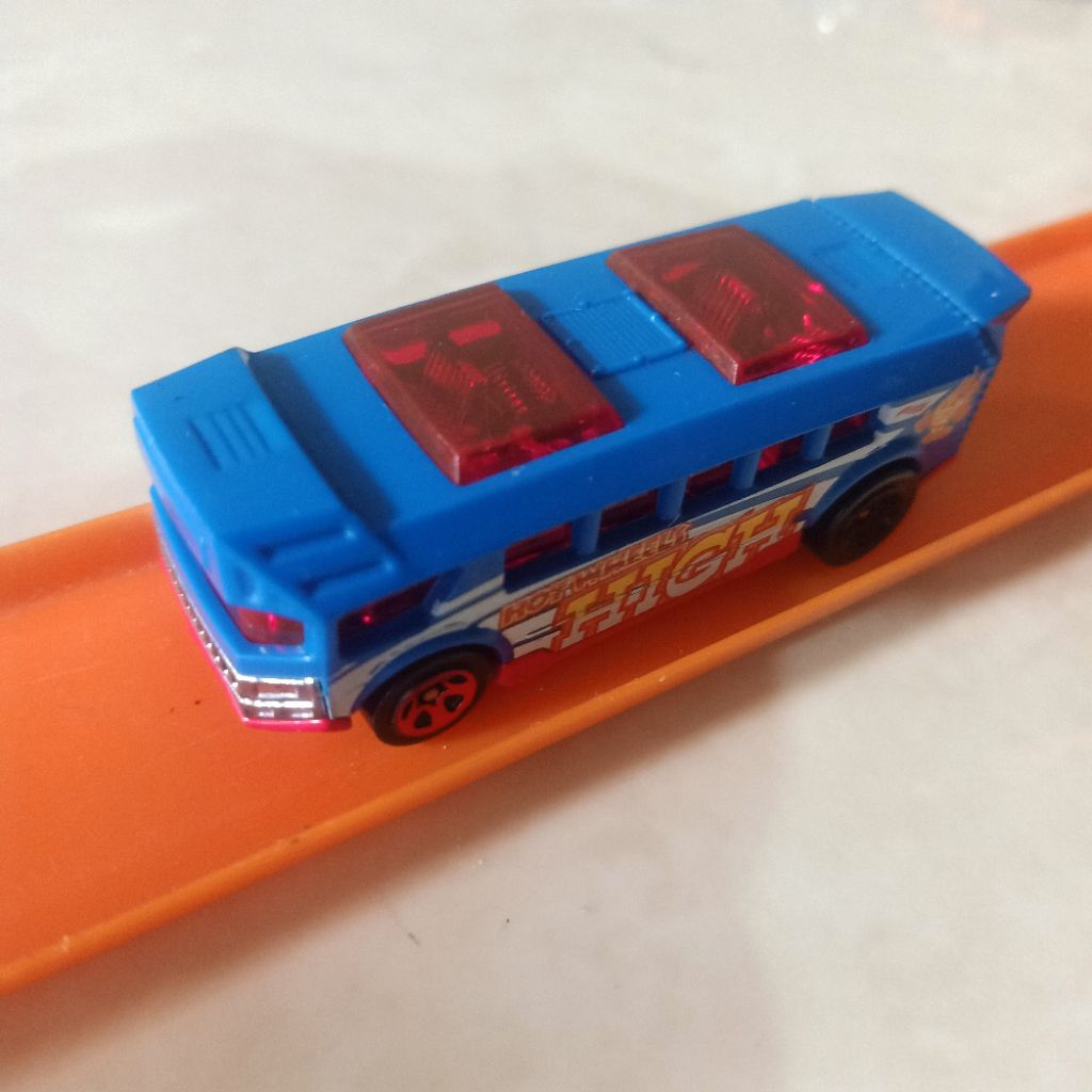 HotWheels Mobil Bis "HotWheels High" Kondisi Loose